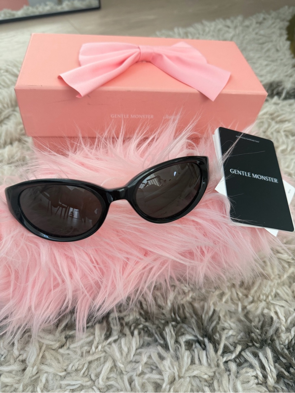 GENTLE MONSTER Glossy Black Cat-Eye Sunglasses with Dark Lenses